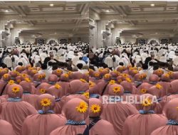 Viral, Jamaah Indonesia Pakai Bros Bunga Matahari Saat Umroh, Dikagumi Jurnalis Gaza