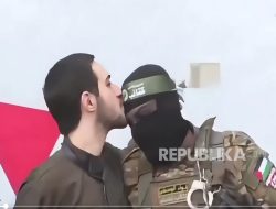 Viral! Sandera Israel Cium Kening Pejuang Hamas Saat Dibebaskan