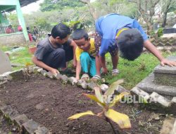 Mengais Berkah dari Tradisi Ziarah Kubur Jelang Bulan Suci Ramadhan