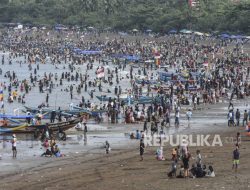 Pemkab Pangandaran Kerahkan ASN Bersihkan Sampah di Tempat Wisata
