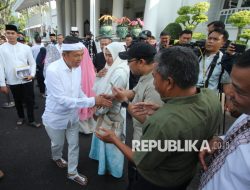 Gubernur Jabar Sapa Warga Saat Open House di Gedung Pakuan Bandung