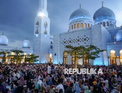 Antusiasme Warga Ikuti Buka Puasa Bersama di Masjid Sheikh Zayed Solo