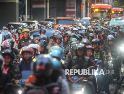Pemudik Sepeda Motor Padati Jalur Kalimalang Bekasi