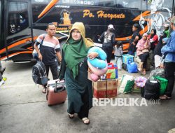 Terminal Pembantu Lebak Bulus Dipadati Pemudik