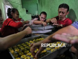 Usaha Kue Kering Laris Manis Jelang Lebaran