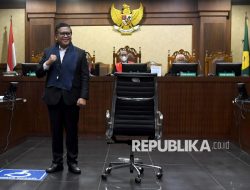 Senyum Hasto saat Jalani Sidang Perdana Kasus Korupsi Harun Masiku dan Suap KPU