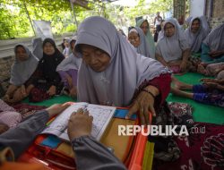 Semangat Belajar Mengaji di Usia Senja