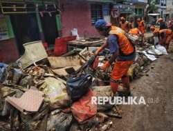 Pemkot Jaktim Pakai Metode Pengepokan Atasi Sampah Akibat Banjir