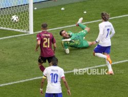 Courtois Kembali, Casteels Mundur dari Timnas Belgia