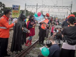 KAI Ingatkan Bahaya Ngabuburit di Jalur Kereta Api