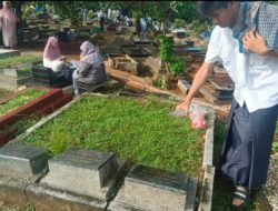 Usai Sholat Ied, Warga Depok Berziarah ke Makam Keluarga