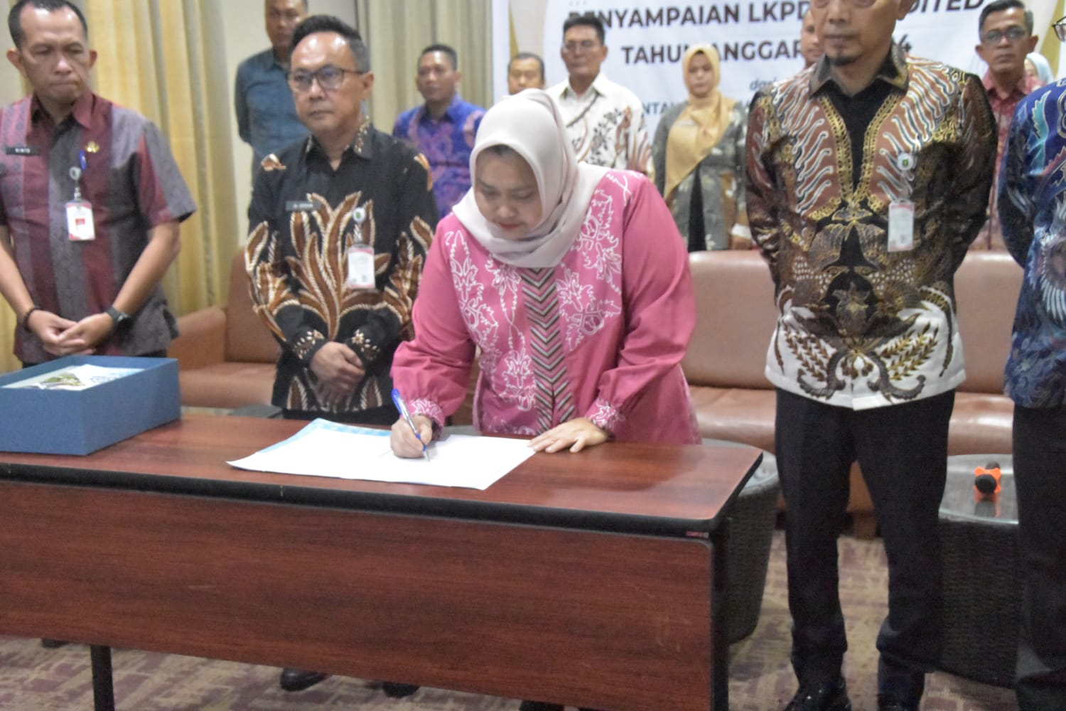 Bupati Kasmarni Serahkan LKPD Unaudited 2024 Ke BPK Tepat Waktu