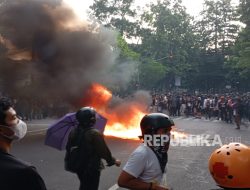 Aksi Bakar Ban Hingga Petasan Warnai Penolakan UU TNI di Bandung