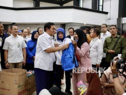 Bantuan Makanan Disalurkan ke Pengungsi Korban Banjir di Jakarta Timur