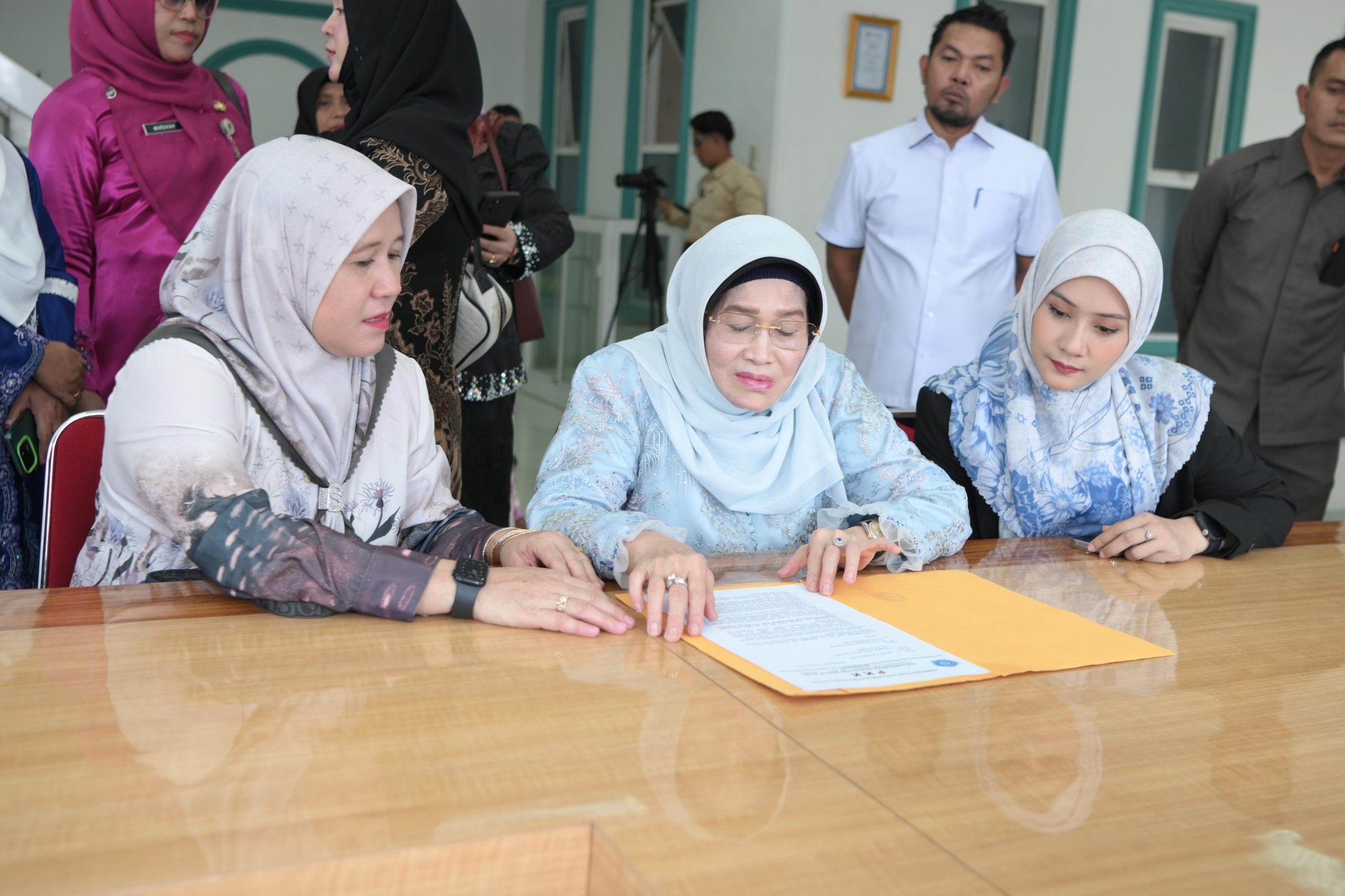Ketua TP-PKK Rohil Hj. Basyariah Tinjau Kantor Dekranasda