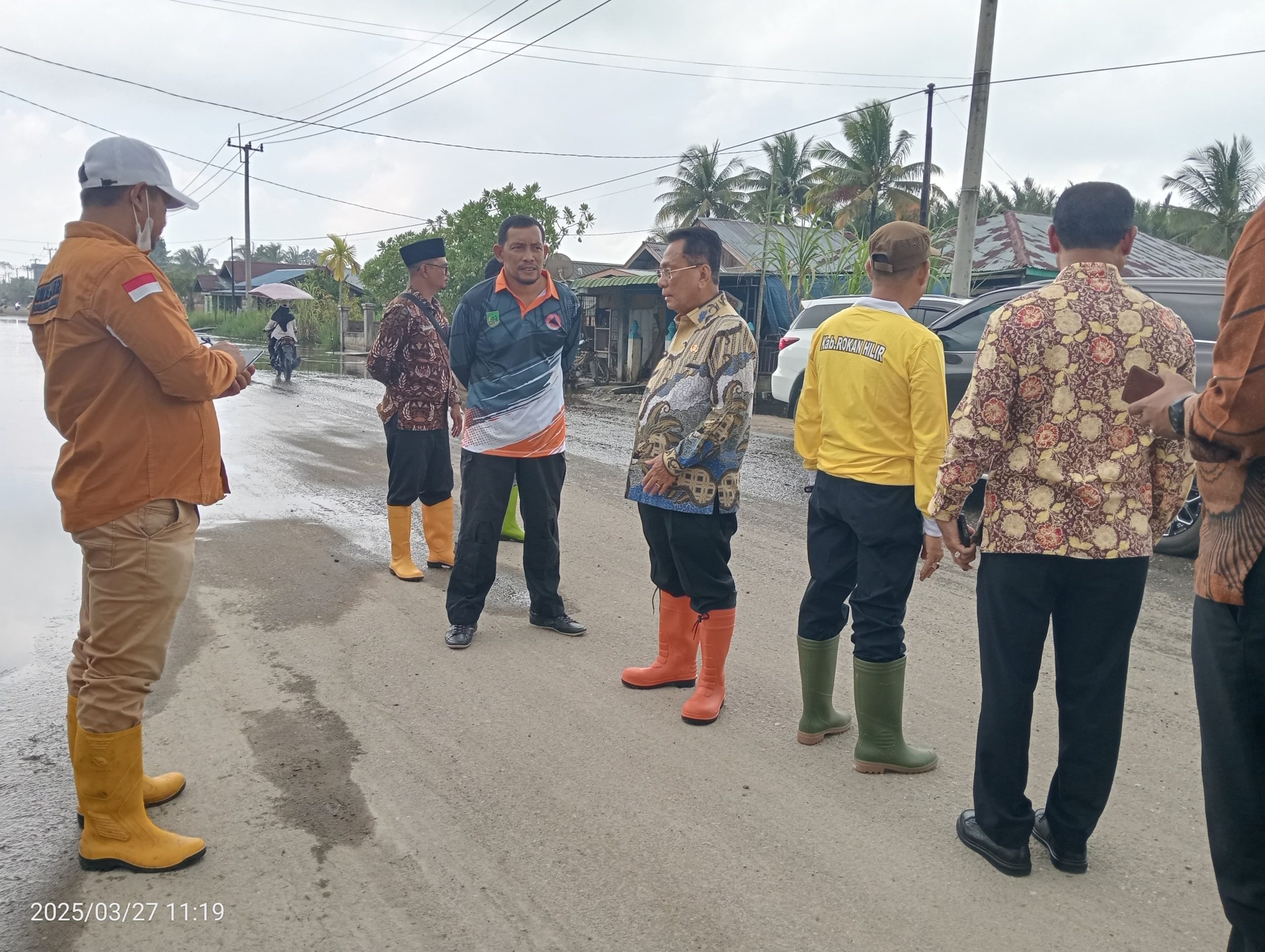Upaya Atasi Banjir, Bupati Rohil Tinjau Tiga Titik Normalisasi Parit Pembuangan Air