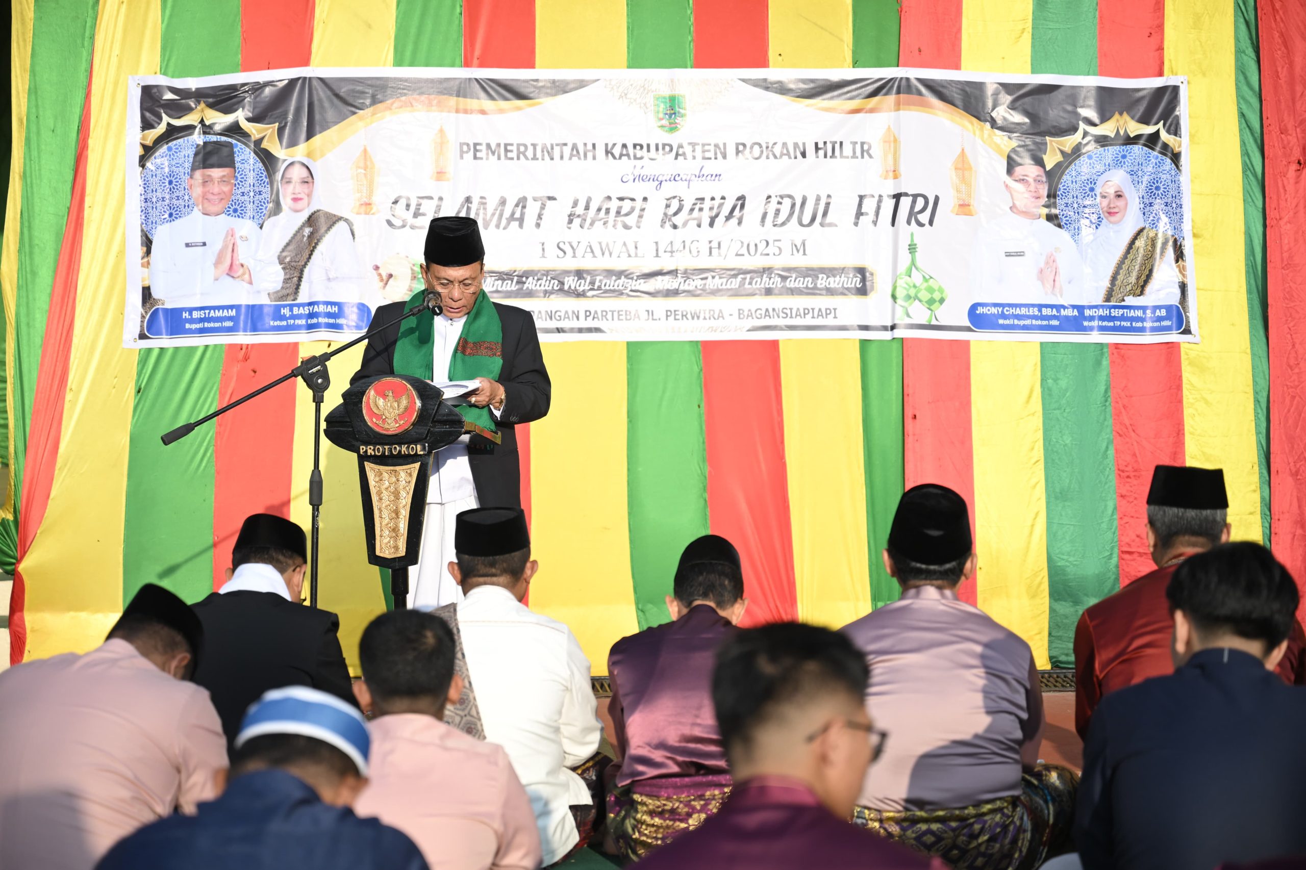 Bupati Rohil H. Bistamam dan Keluarga Sholat IdulFitri 1446 H di Lapangan Perteba Bagansiapiapi