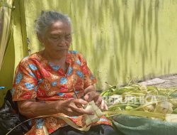 Jelang Lebaran 1446 Hijriyah, Pengrajin di Kampung Ketupat Bandung Raup Untung