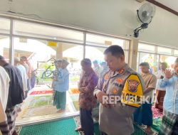 Safari Ramadhan, Kapolres Indramayu Shalat Jumat Bersama Warga