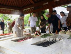 Megawati Nyekar ke Makam Taufiq Kiemas dan Fatmawati Jelang Lebaran