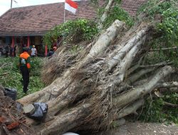 Kapolres Pemalang Beri Santunan untuk Korban Meninggal Tertimpa Pohon di Pemalang