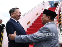 Prabowo Antar Kepulangan Sekjen PKV To Lam di Lanud Halim
