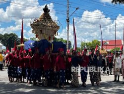 Ratusan Wisatawan Lokal dan Asing Ikut Ngalab Berkah Grebeg Syawal di Masjid Gedhe Kauman