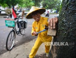Pejuang Lingkungan Asal Bandung Sariban Meninggal Dunia, Farhan Bertakziah ke Rumah Duka