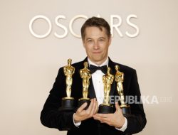 Sutradara Sean Baker Raih Empat Piala Oscar Berkat Film Anora