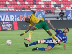 Laga Panas Arema vs Surabaya Berakhir Imbang 1-1