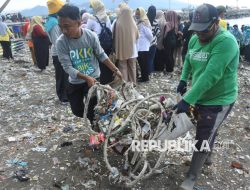 Aksi Bersih Sampah di Pesisir Pantai Panarukan