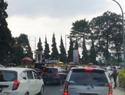 Jalur Puncak Macet dengan Antrean Kendaraan Capai 12 Kilometer