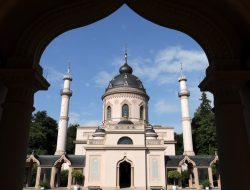 Pesona Masjid di Area Kastil