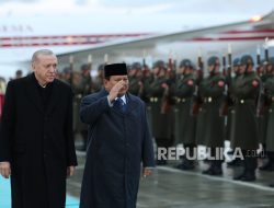 Prabowo Disambut Presiden Erdogan Saat Mendarat di Bandara Esenboga
