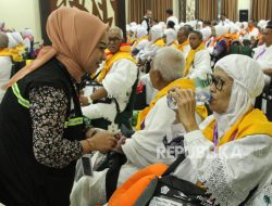 Pendeta Steven Ikut Lepas 119 Jamaah Haji Asal Kabupaten Jayapura ke Tanah Suci