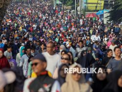 Lautan Manusia Padati Hari Bebas Kendaraan Bermotor di Margonda Depok