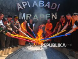 Pengambilan Api Abadi Mrapen Jelang Perayaan Waisak