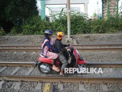 Aksi Nekat Pengendara Motor di Jakarta, Lintasi Rel Kereta Demi Cepat Sampai