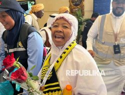 Sekuntum Mawar dan Air Zamzam Sambut Kedatangan Jamaah Calon Haji di Makkah