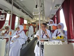 Kades Jepara Jadi Pendorong Jamaah Haji Lansia, Melayani Bak Merawat Orang Tua
