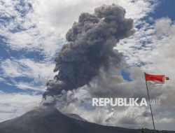 Gunung Lewotobi Laki-laki di Flores Timur Lontarkan Abu Setinggi 300 Meter