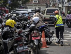 Polisi Amankan para Jukir Liar yang Lakukan Pungli ke Pengendara di Bandung
