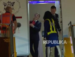 Adegan Macron ‘Ditampar’ Oleh Sang Istri Sebelum Turun Pesawat di Vietnam Bikin Heboh
