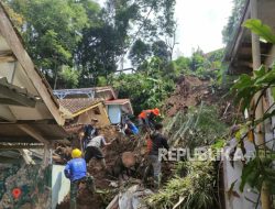 Longsor Rusak Rumah hingga Lukai Warga di Bandung Barat