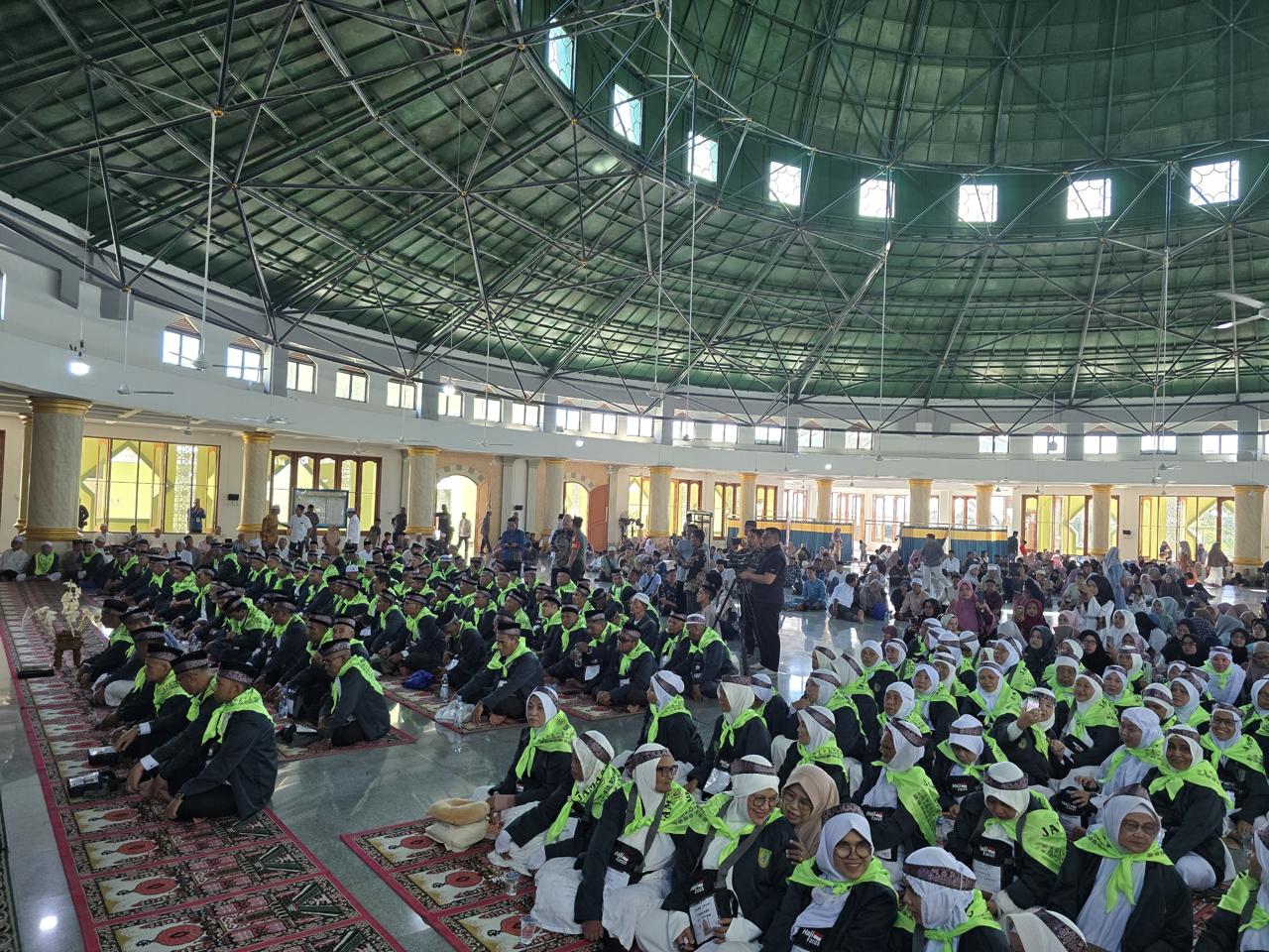 Wabup Rohil Jhony Charles Lepas Keberangkatan CJH Dari Masjid Nur Afandi Ujung Tanjung