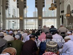 Jamaah Haji Indonesia Padati Shalat Jumat di Masjidil Haram, Petugas Bantu Kepulangan