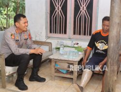 Kapolres Indramayu Beri Bantuan Kaki Palsu kepada Penyandang Disabilitas