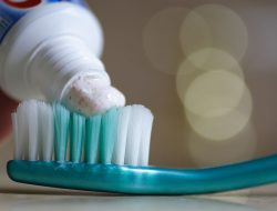 Bahaya Tersembunyi Pasta Gigi Charcoal, Ini Kata Dokter Gigi