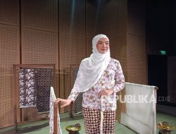Tika Bravani Perankan Siti Walidah dalam Teater Monolog ‘Aku yang Tak Kehilangan Suara’