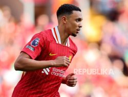 Alexander-Arnold Dicemooh di Anfield karena Ingin Tinggalkan Liverpool, Robertson Pasang Badan